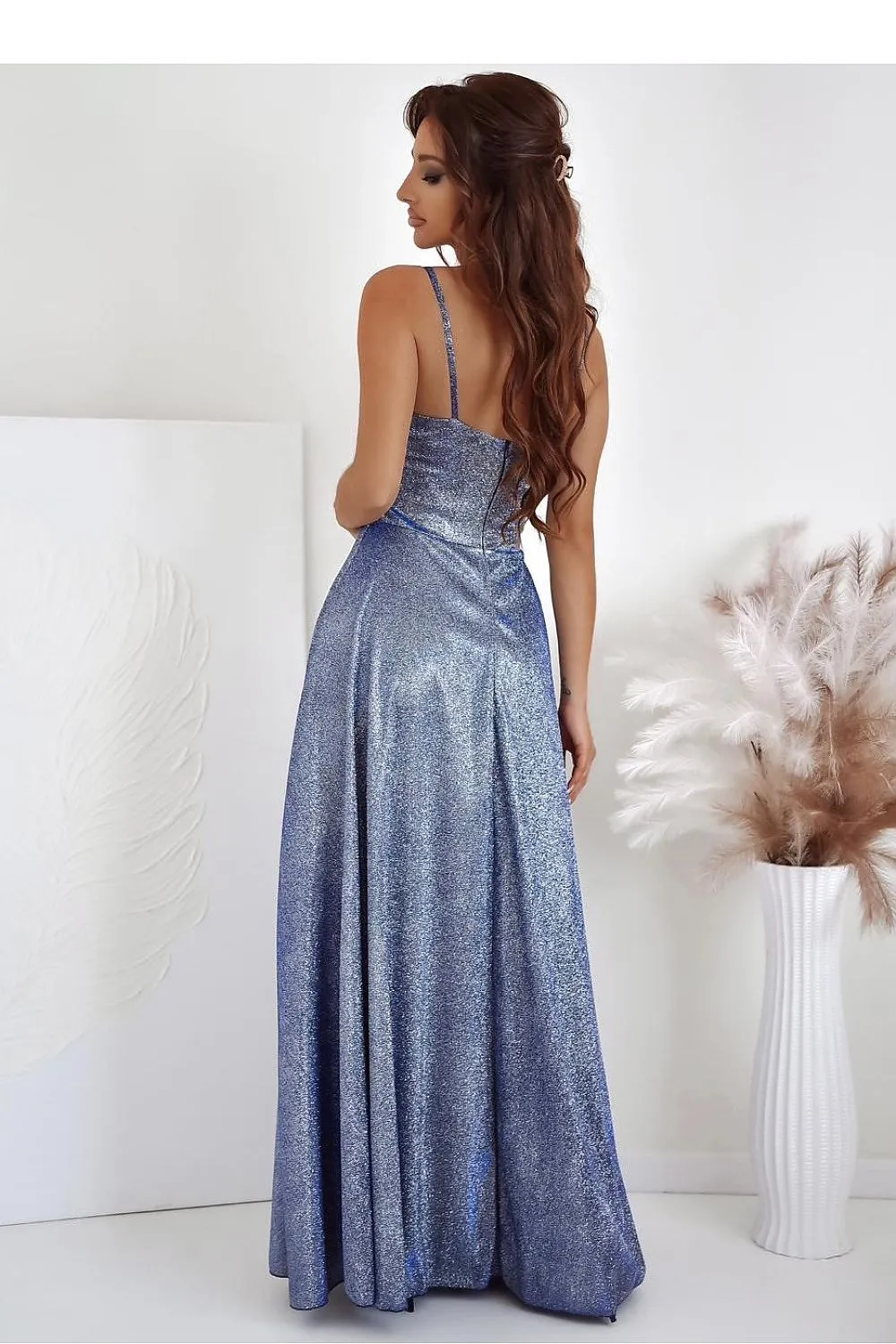 Long elegant dress with a striking slit