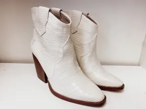Shania White Boots