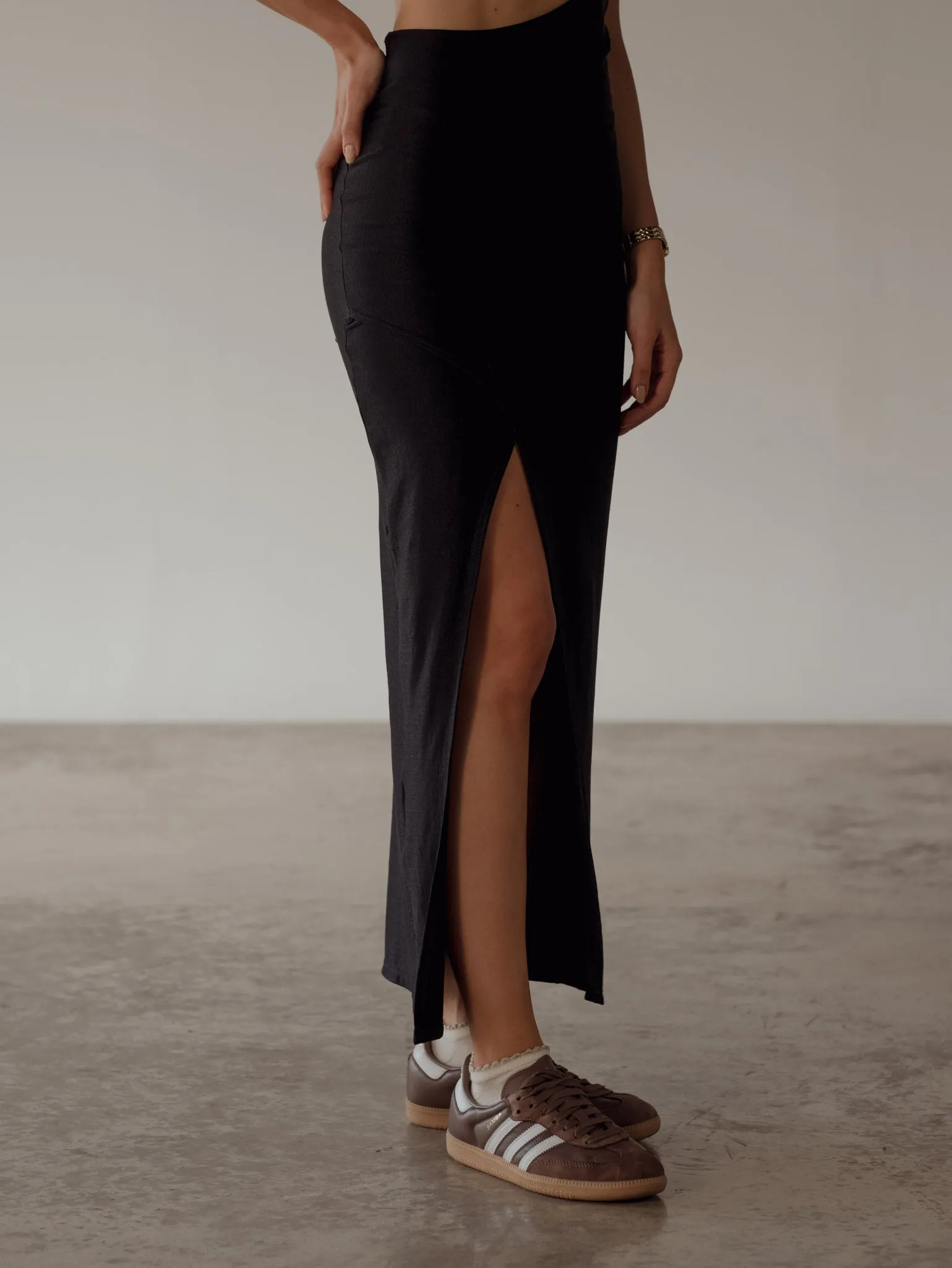 SIDE DRESS - SHINY BLACK