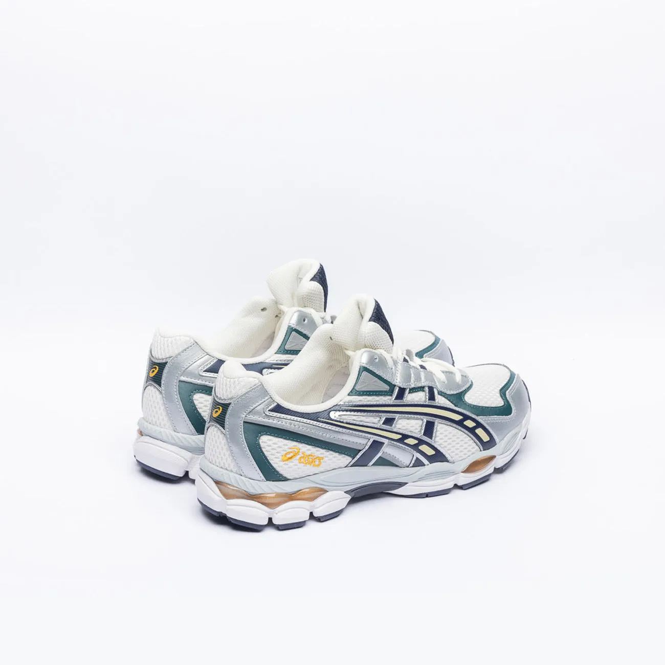 Sneaker running Asics NYC 2055 in tessuto bianco e pelle verde e blu