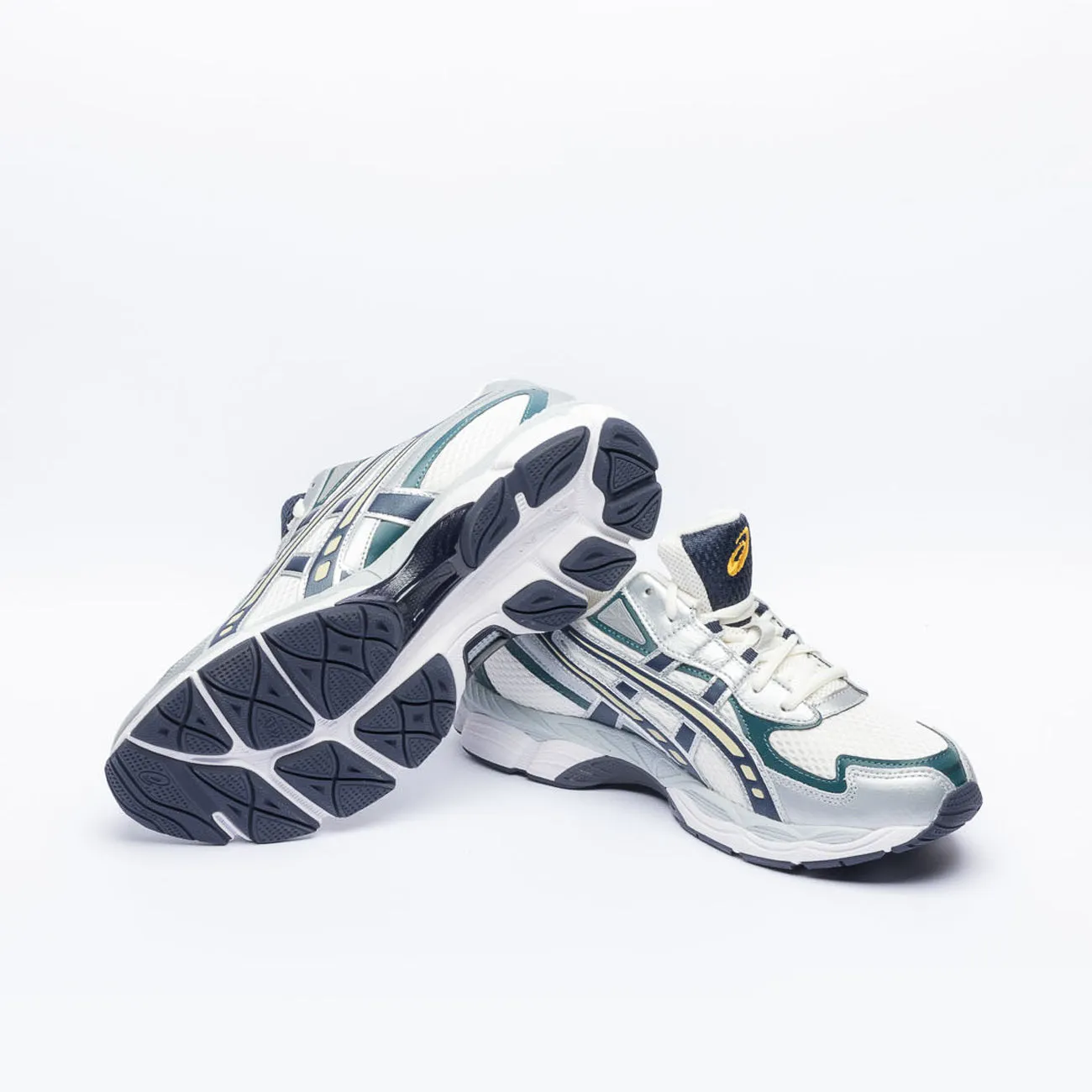 Sneaker running Asics NYC 2055 in tessuto bianco e pelle verde e blu