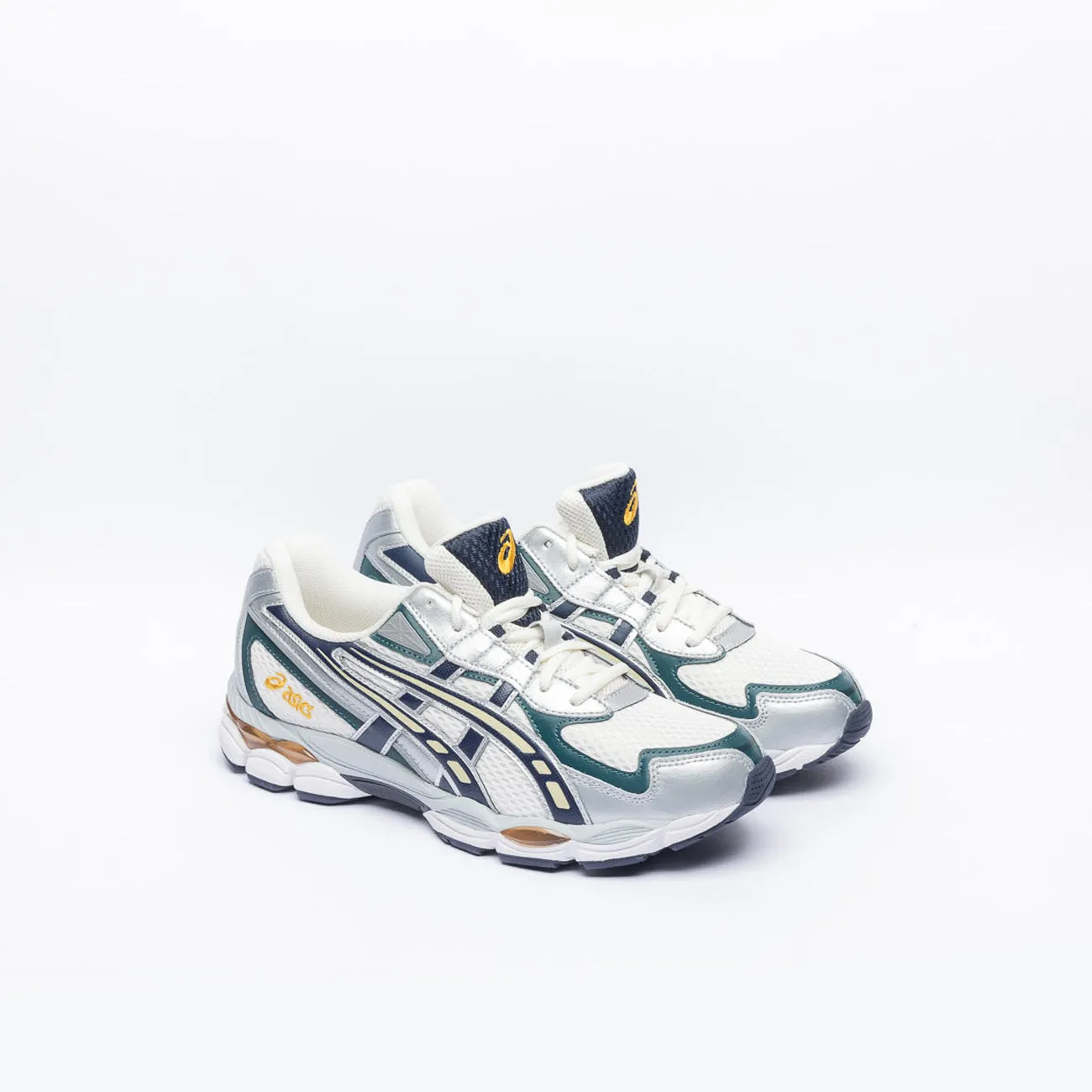 Sneaker running Asics NYC 2055 in tessuto bianco e pelle verde e blu