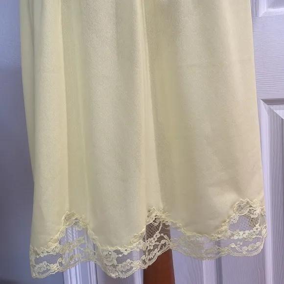 Vintage 50s Van Raalte lace half slip yellow nylon made in USA women’s size S